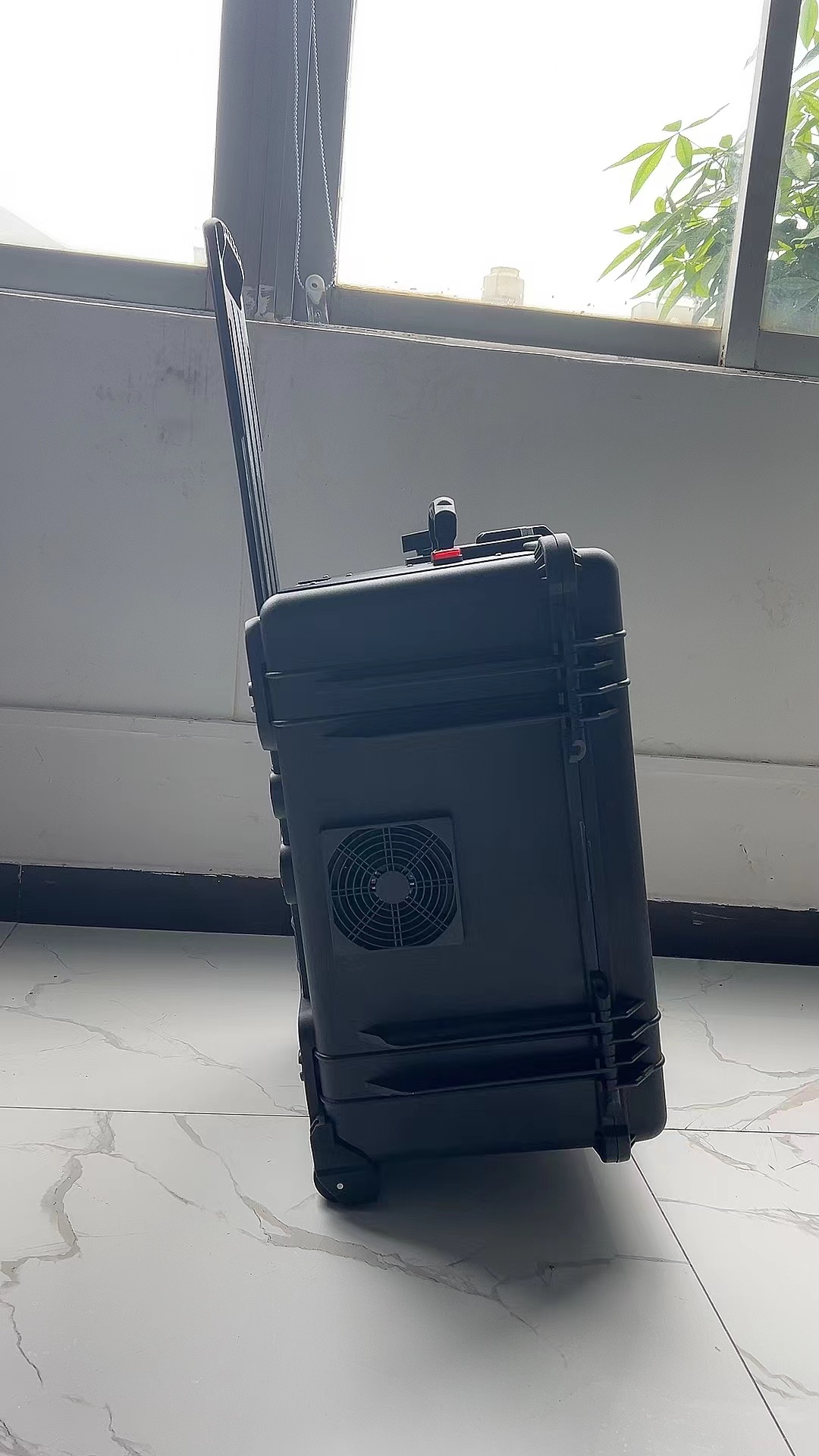 弥勒手拉箱型移动通信干扰器